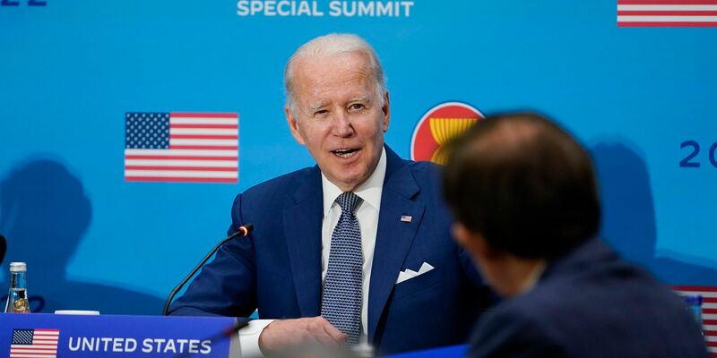 Joe Biden begnadigt die Thanksgiving-Truthähne «Liberty» und «Bell». - Foto: Susan Walsh/AP/dpa
