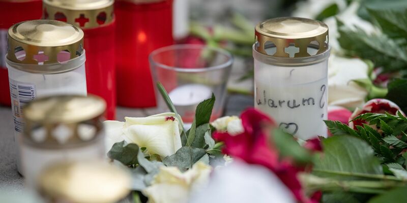 Ein Banner vor dem Landtag in Wiesbaden: «Hanau: Wir fordern: Erinnerung, Gerechtigkeit, Aufklärung, Konsequenzen» (Archivbild). - Foto: Boris Roessler/dpa