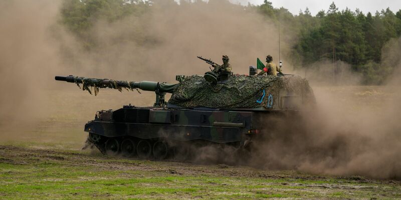 Soldaten der Bundeswehr führen eine Gefechtsübung vor. - Foto: Philipp Schulze/dpa