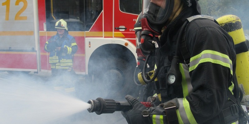 FW Dinslaken: Zimmerbrand mit Mesnchenleben in Gefahr. - Foto: presseportal.de
