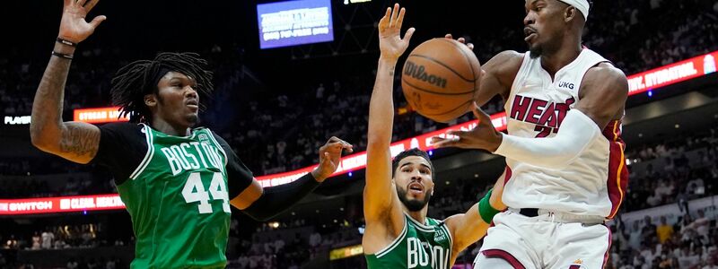 Celtics-Center Robert Williams III (44, l) und Celtic-Forward Jayson Tatum (0, M) versuchen, einen Pass von Miami Heat-Forward Jimmy Butler (22) zu blockieren. - Foto: Lynne Sladky/AP/dpa
