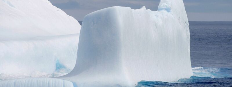 Ein Eisberg im Antarktischen Ozean - Foto: Kyodo/dpa