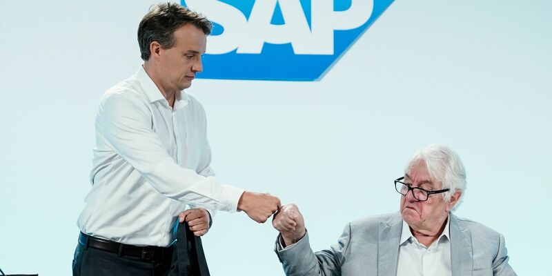 Der Aufsichtsratvorsitzende Hasso Plattner (l) und Punit Renjen bei der SAP-Hauptversammlung im Mai 2023. - Foto: Uwe Anspach/dpa