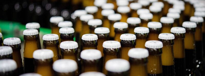 Veltins hat eine Bierpreiserhöhung für den Herbst angekündigt. (Archivbild) - Foto: Rainer Jensen/dpa