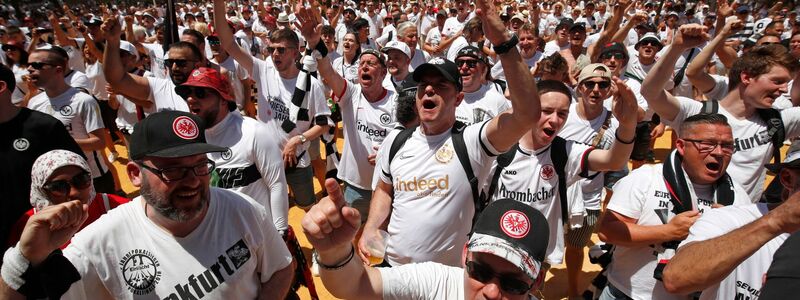 Die Eintracht-Fans feiern vor dem Spiel in der Innenstadt von Sevilla. - Foto: Angel Fernandez/AP/dpa