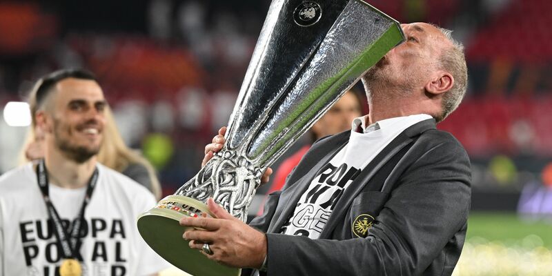Eintracht-Präsident Peter Fischer heizte den Fans auf dem Breitscheidplatz ordentlich ein. - Foto: Arne Dedert/dpa