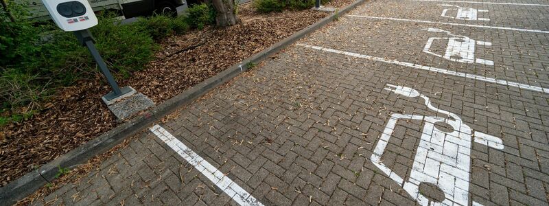 Die Batteriestandsanzeige eines Elektroautos. Nach dem plötzlichen Aus der E-Auto-Kaufzuschüsse Ende 2023 hat sich das Umstiegstempo  auf Elektroautos laut HUK Coburg halbiert. - Foto: Henning Kaiser/dpa