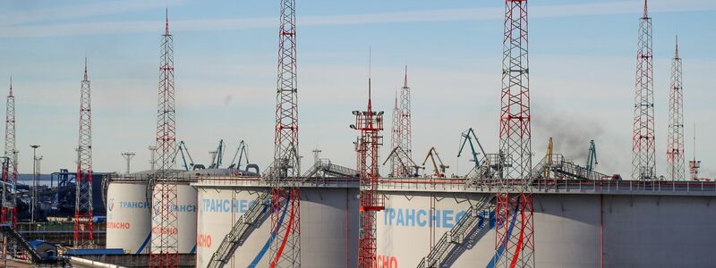 Tanks von Transneft, einem staatlichen russischen Unternehmen, das die Erdöl-Pipelines des Landes betreibt. - Foto: Stringer/dpa