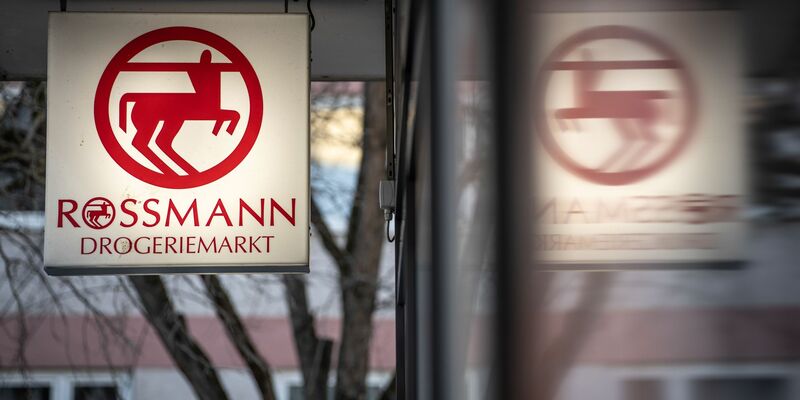 Die Drogeriemarktkette Rossmann hat im vergangenen Jahr deutlich zugelegt und einen Rekordumsatz verbucht. - Foto: Frank Rumpenhorst/dpa