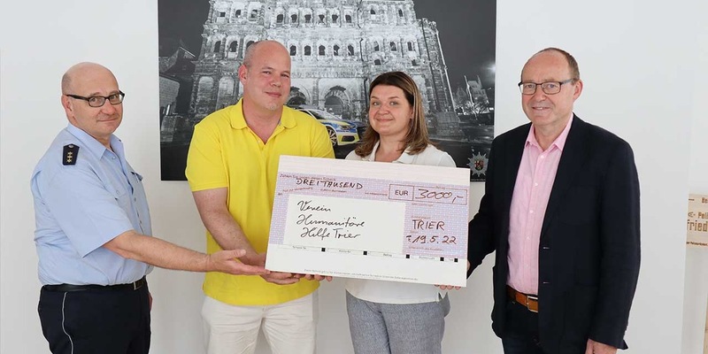 POL-PDTR: Polizei Idar-Oberstein übergibt Spendenscheck an Kind für Kinder Kirschweiler e.V. - Foto: presseportal.de