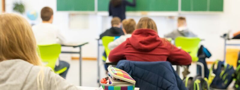 Mit den Leistungen von Schülerinnen und Schülern in Deutschland geht es laut Bildungsstudien bergab. - Foto: Philipp von Ditfurth/dpa