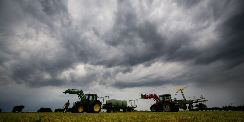Laut Wetterdienst könnten von Samstagabend bis Sonntagabend vor allem im Westen und Südwesten durch Gewitter in einigen Regionen extreme Regenmengen von mehr als 100 Litern pro Quadratmeter zusammenkommen. - Foto: Julian Stratenschulte/dpa
