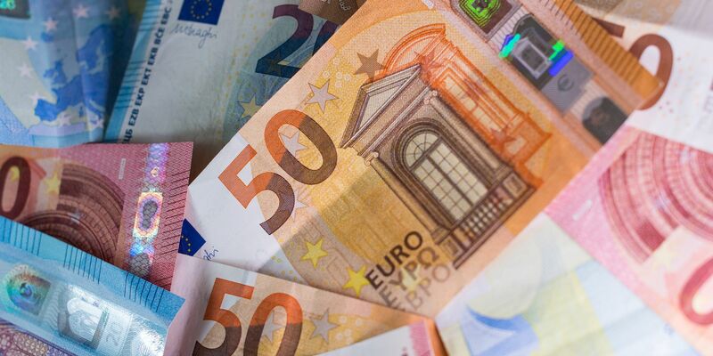 Mit der Pandemie änderte sich das Zahlverhalten der Deutschen: Seither ist die Kartenzahlung beliebter - im Inland. - Foto: Monika Skolimowska/dpa-Zentralbild/dpa