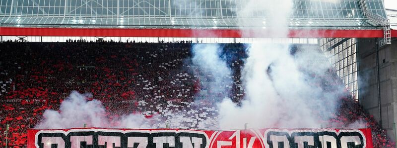 Die Lauterer Fans zünden vor der Partie Pyrotechnik. - Foto: Uwe Anspach/dpa