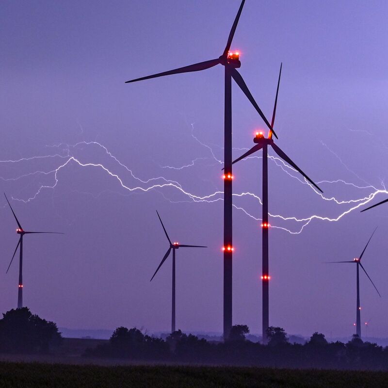 Ein Blitz kann die Luft auf bis zu 30.000 Grad Celsius erhitzen – heißer als die Sonnenoberfläche. (Archivbild) - Foto: Patrick Pleul/dpa