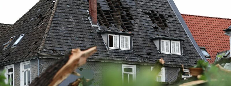 Blick auf ein beschädigtes Haus in Lippstadt. - Foto: Friso Gentsch/dpa
