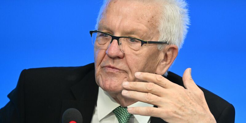 Im Streit um eine Bezahlkarte für Asylbewerber hat sich der baden-württembergische Ministerpräsident Winfried Kretschmann zu Wort gemeldet. - Foto: Bernd Weißbrod/dpa