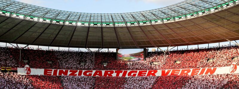 Die Botschaft der Freiburg-Fans vor Spielbeginn: «Einzigartiger Verein, so wie Du soll Fußball sein!». - Foto: Jan Woitas/dpa
