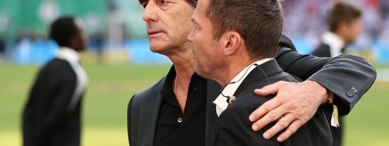 Weltmeister unter sich: Ex-Bundestrainer Joachim Löw im Plausch mit Lothar Matthäus (r). - Foto: Christian Charisius/dpa