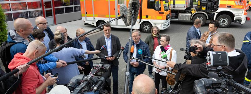 NRW-Ministerpräsident Hendrik Wüst (Mitte links) und Paderborns Bürgermeister Michael Dreier (M) sprechen vor Ort mit der Presse. - Foto: Friso Gentsch/dpa