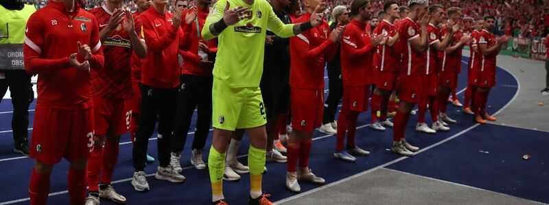 Mehr als 30.000 Freiburg-Fans feierten ihr Team nach der Niederlage im Olympiastadion. - Foto: Tom Weller/dpa