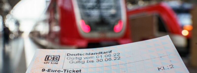 Das 9-Euro-Ticket scheint heiß begehrt zu sein. Bundesweit vermelden Verkehrsverbände eine hohe Nachfrage zum Verkaufsstart. - Foto: Frank Rumpenhorst/dpa