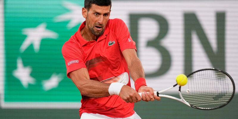 Novak Djokovic setzte sich gegen Andrei Rubljow knapp in drei Sätzen durch. - Foto: Michel Euler/AP/dpa