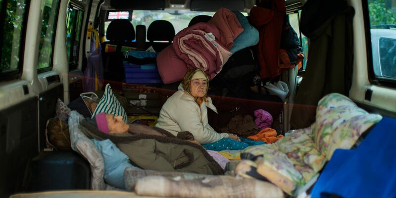 Ein Mitglied der spanischen Nichtregierungsorganisation Open Arms rettet geflüchtete Menschen aus dem Mittelmeer, nachdem ihr Holzboot südlich der italienischen Insel Lampedusa gekentert ist. - Foto: Francisco Seco/AP/dpa