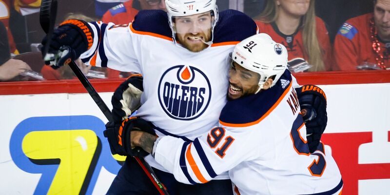 Leon Draisaitl von den Edmonton Oilers wird von Gustav Forsling von den Florida Panthers an die Bande gecheckt. - Foto: Jeff Mcintosh/The Canadian Press/AP/dpa