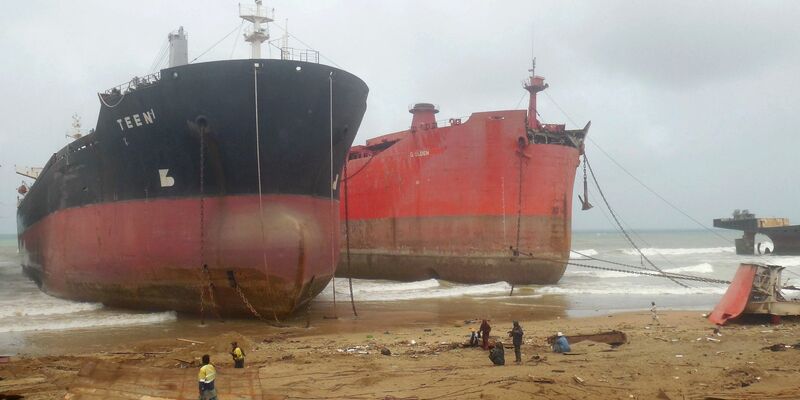 Schiffe an der Küste in Pakistan wurden auf Grund gesetzt, damit sie abgewrackt werden können. - Foto: Ppi/Zuma Press/dpa