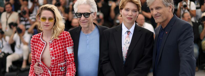 Kristen Stewart (l-r), Regisseur David Cronenberg, Lea Seydoux und Viggo Mortensen stellten ihren Film Crimes of the Future in Cannes vor. - Foto: Vianney Le Caer/Invision/dpa