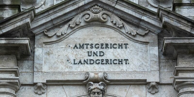 Die Staatsanwaltschaft Regensburg hat eine Mordanklage gegen einen Arzt erhoben. (Symbolbild) - Foto: Armin Weigel/dpa
