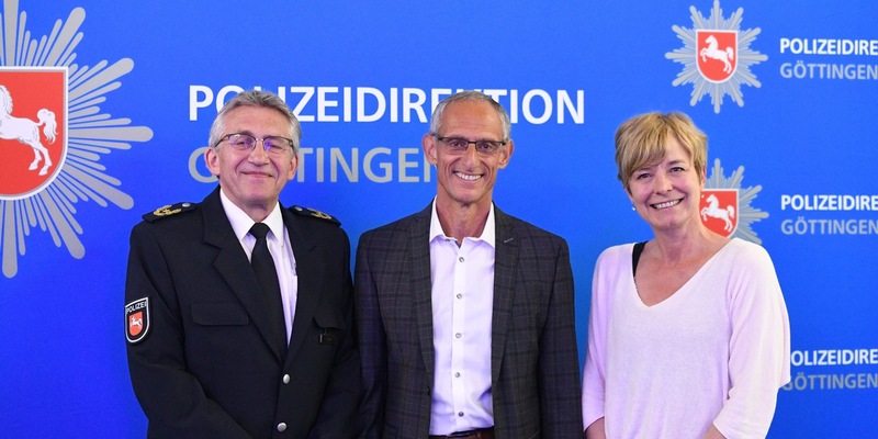 POL-OS: Osnabrücker Polizeipräsident Maßmann in den Ruhestand verabschiedet - Friedo de Vries tritt Nachfolge an - Foto: presseportal.de