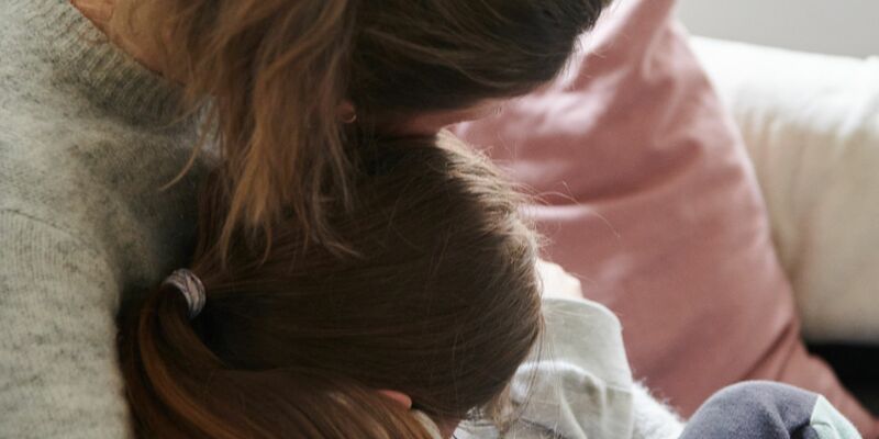 Der Studie zufolge fühlen sich mindestens einmal pro Woche mehr als die Hälfte der Kinder erschöpft (Symbolbild). - Foto: Annette Riedl/dpa