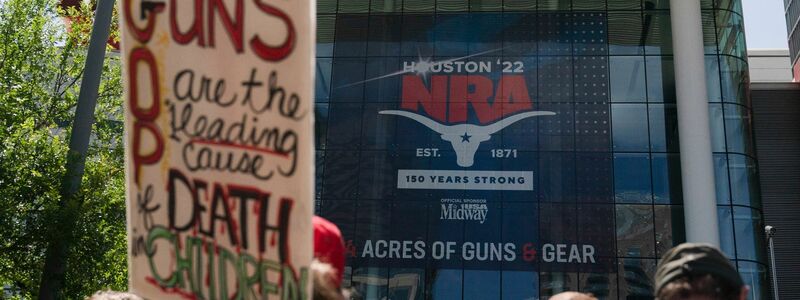 Protest vor dem Veranstaltungsort der Jahrestagung der Waffenlobby NRA in Houston. - Foto: Jae C. Hong/AP/dpa