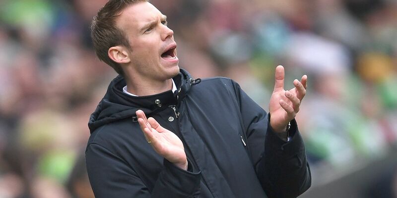 Nicht mehr Trainer des VfL Wolfsburg: Tommy Stroot. - Foto: Swen Pförtner/dpa