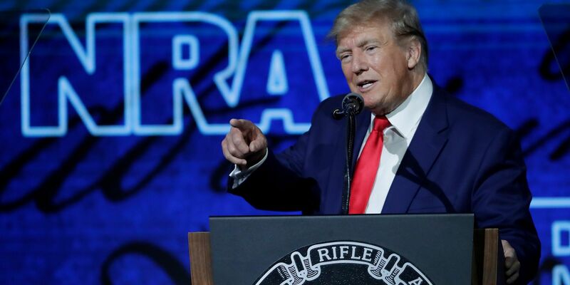 Donald Trump veröffentlicht einen Brief, bei dem es sich um eine fachliche Einschätzung seines Arztes handeln soll, der ihm einen «ausgezeichneten» Gesundheitszustand attestiere. - Foto: Michael Wyke/AP/dpa