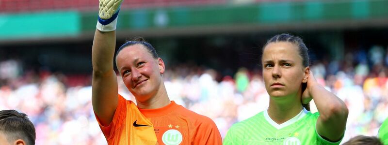 Torhüterin Almuth Schult (l) spielte ihre letzte Partie für den VfL Wolfsburg. - Foto: Thilo Schmuelgen/Reuters-Pool/dpa
