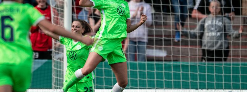 Die Wolfsburgerin Jill Roord (r) bejubelt ihren Treffer zum zwischenzeitlichen 3:0. - Foto: Fabian Strauch/dpa