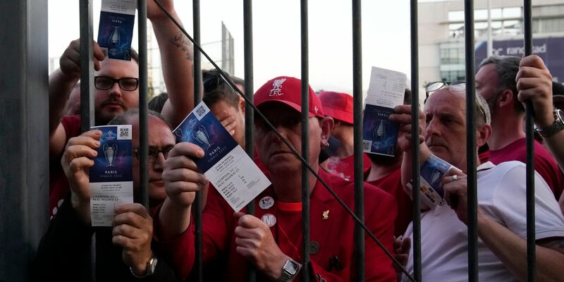Beim Königsklassen-Finale am 28. Mai 2022 war es um das Stade de France in Saint-Denis turbulent zugegangen. - Foto: Christophe Ena/AP/dpa