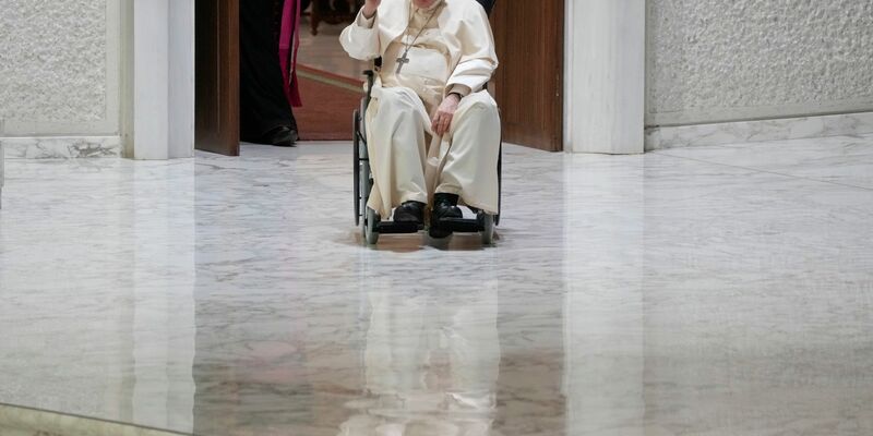 «Wie viele Massaker an Unschuldigen es in der Welt gibt: im Mutterleib; auf den Routen der Verzweifelten, die auf der Suche nach Hoffnung sind; im Leben so vieler Kinder, deren Kindheit vom Krieg zerstört wird»: Papst Franziskus. - Foto: Gregorio Borgia/AP/dpa