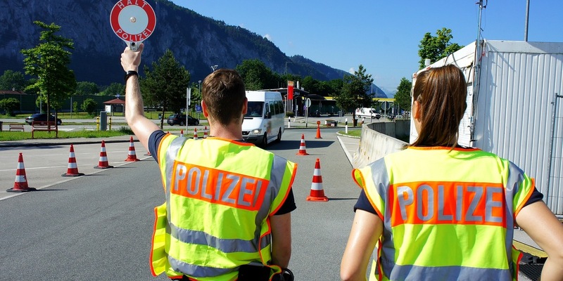 Bundespolizeidirektion München: Bundespolizei lässt sich von Fälschungen nicht täuschen / Drei Männer der Urkundenfälschung beschuldigt - Zurückweisung folgt - Foto: presseportal.de