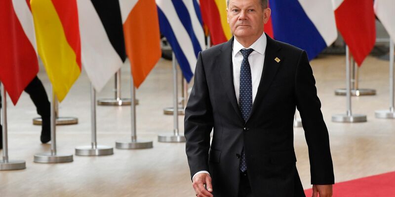 Bundeskanzler Olaf Scholz (SPD) spricht mit Journalisten während einer Pressekonferenz. - Foto: Geert Vanden Wijngaert/AP/dpa