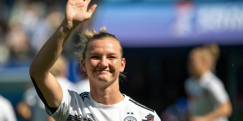 DFB-Kapitänin Alexandra Popp fehlt im Aufgebot von Bundestrainer Horst Hrubesch (r). - Foto: Sebastian Gollnow/dpa