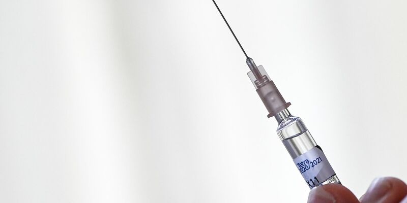 Die Grippeimpfung holt man sich einmal im Jahr im Herbst (Symbolbild).  - Foto: Jens Kalaene/dpa-Zentralbild/dpa