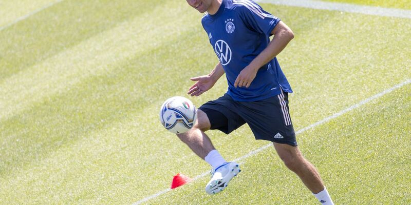 Thomas Müller findet die Entwicklungen beim FC Bayern München gut. - Foto: Daniel Karmann/dpa