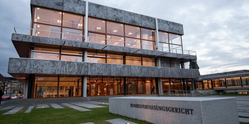 Das Bundesverfassungsgericht in Karlsruhe hat entschieden: Vor der Abschiebehaft muss eine Vertrauensperson benachrichtigt werden. - Foto: Sebastian Gollnow/dpa