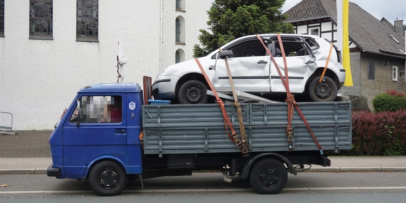 POL-KN: (Bad Dürrheim / Schwarzwald-Baar-Kreis) Polizei zieht überladenen Langholztransporter aus dem Verkehr (15.12.2023) - Foto: presseportal.de