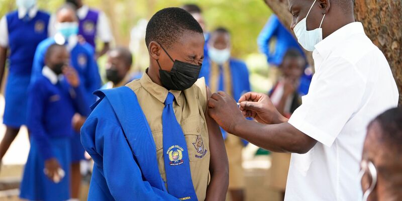 Wahlplakate werben in Simbabwes Hauptstadt Harare für die Kandidaten in der Präsidenten- und Parlamentswahl. Amtsinhaber Emmerson Mnangagwa steht wegen Gängelung der Opposition in der Kritik. - Foto: Tsvangirayi Mukwazhi/AP/dpa