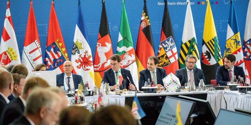 Die Ministerpräsidenten der Länder kommen heute mit Scholz zu turnusmäßigen Beratungen zusammen, bei denen die Migrationspolitik im Mittelpunkt stehen wird. - Foto: Michael Kappeler/dpa